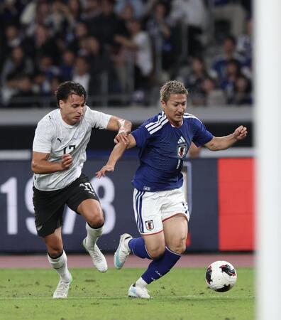 前半、相手と競り合う日本代表・前田大然（撮影・伊藤笙子）