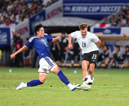 前半、同点ゴールを決めるニュージーランド・オールド（右）＝撮影・石井剣太郎