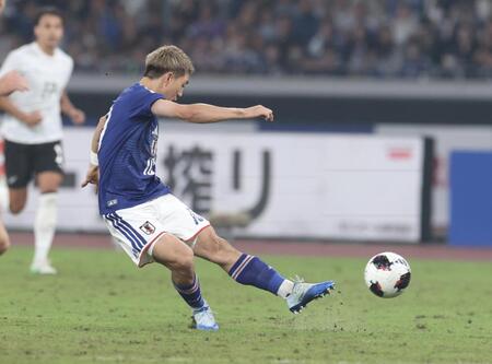 前半、開始早々シュートを打つ日本代表・堂安律（撮影・伊藤笙子）