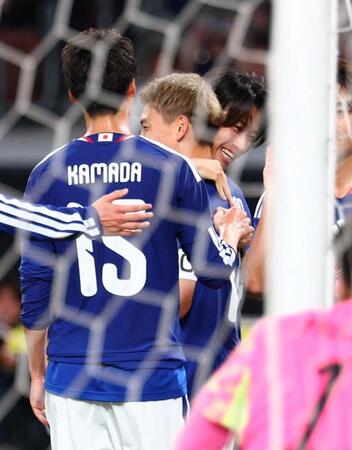 後半、勝ち越しゴールを決め喜ぶ堂安律（中央）＝撮影・石井剣太郎
