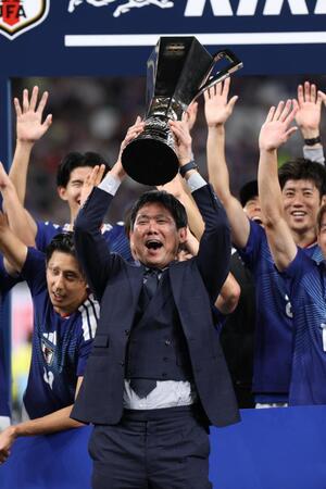 キリンカップトロフィーを手に笑顔を見せる日本代表・森保一監督（撮影・伊藤笙子）