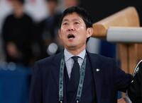 国歌斉唱する森保監督（撮影・石井剣太郎）