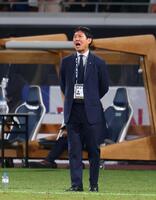 前半、指示を出す森保監督（撮影・石井剣太郎）