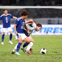後半、競り合う久保建英（撮影・石井剣太郎）