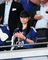 スタンドから久保のプレーを見つめる福原遥