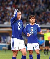 後半、好機を逃し悔しがる上田（左）。右は久保＝撮影・石井剣太郎