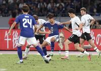 後半、相手２人に囲まれながらボールを保持する日本代表・久保建英（撮影・伊藤笙子）