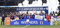 キリンカップを制し、喜ぶ日本代表イレブン＝国立競技場（撮影・伊藤笙子）