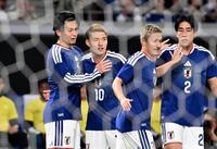 前半、先制ゴールを決め喜ぶ上田（左端）