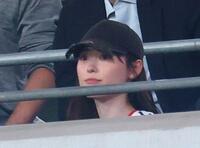 観戦する福原遥（撮影・石井剣太郎）