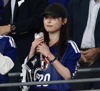 観戦する福原遥（撮影・伊藤笙子）