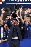 キリンカップトロフィーを手に笑顔を見せる日本代表・森保一監督（撮影・伊藤笙子）