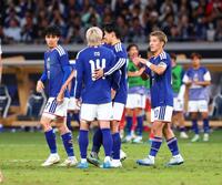 後半、勝ち越しゴールを決めた堂安律（右）＝（撮影・石井剣太郎