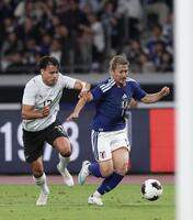 前半、相手と競り合う日本代表・前田大然（撮影・伊藤笙子）