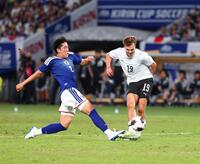 前半、同点ゴールを決めるニュージーランド・オールド（右）＝撮影・石井剣太郎