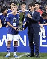日本サッカー協会・宮本恒靖会長からトロフィーを受け取る日本代表・堂安律（撮影・伊藤笙子）