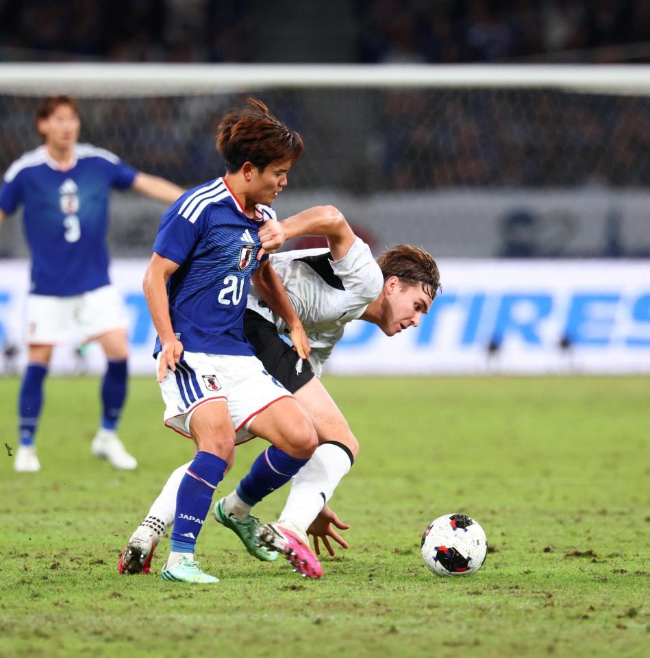 後半、競り合う久保建英（撮影・石井剣太郎）