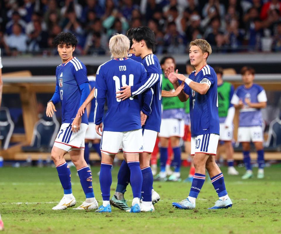 後半、勝ち越しゴールを決めた堂安律（右）＝（撮影・石井剣太郎