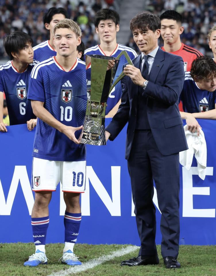 日本サッカー協会・宮本恒靖会長からトロフィーを受け取る日本代表・堂安律（撮影・伊藤笙子）