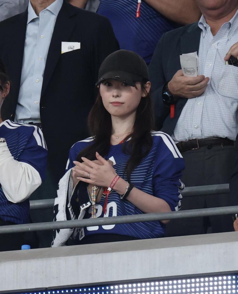 試合を観戦する福原遥（撮影・伊藤笙子）