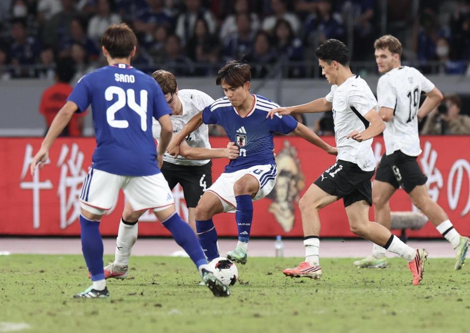 後半、相手２人に囲まれながらボールを保持する日本代表・久保建英（撮影・伊藤笙子）