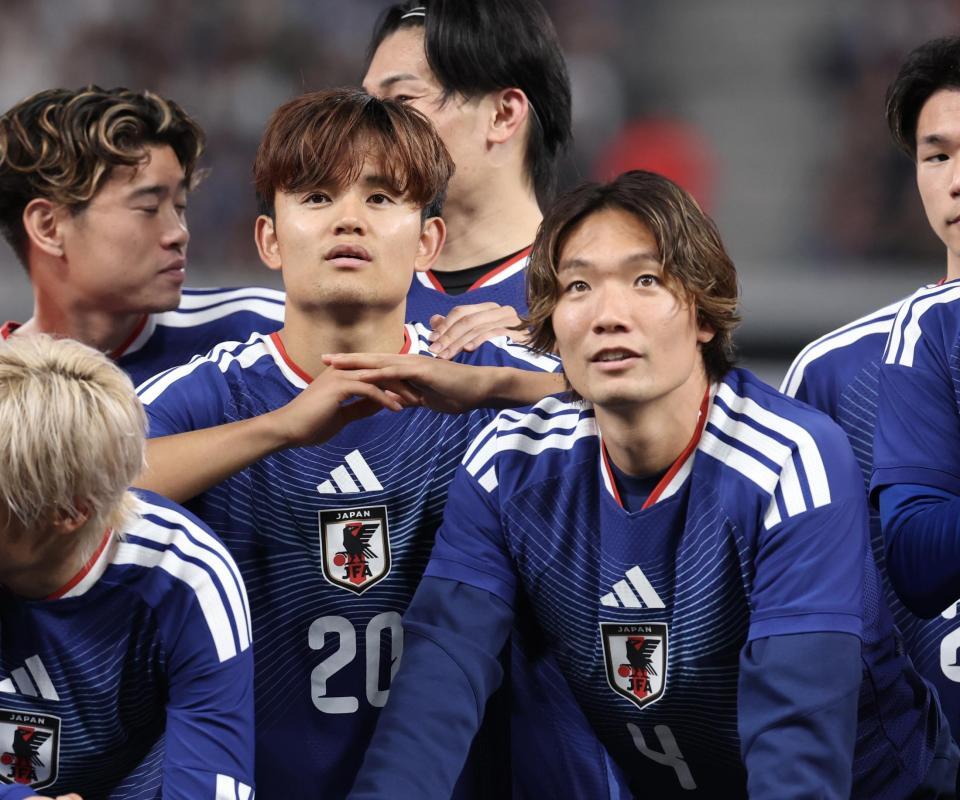 試合後、客席を見つめる日本代表・久保建英と板倉滉（撮影・伊藤笙子）