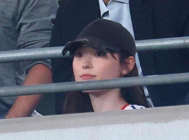 観戦する福原遥（撮影・石井剣太郎）
