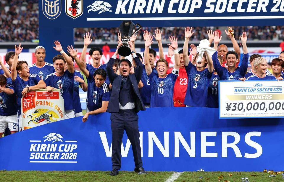 トロフィーを掲げる森保一監督（中央）＝撮影・石井剣太郎