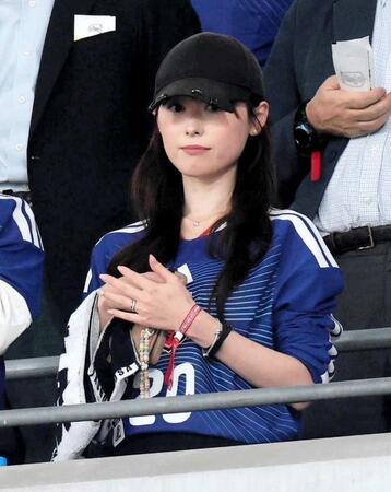 スタンドから試合を見つめる福原遥（撮影・伊藤笙子）