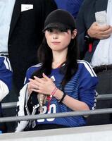 スタンドから試合を見つめる福原遥（撮影・伊藤笙子）