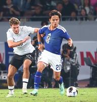 前半、競り合う久保（右）＝撮影・石井剣太郎