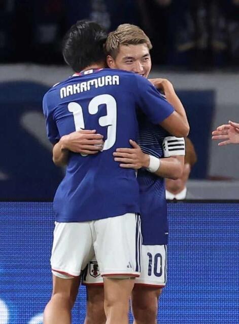 　後半、勝ち越しゴールを決め、中村（手前）と抱き合う堂安