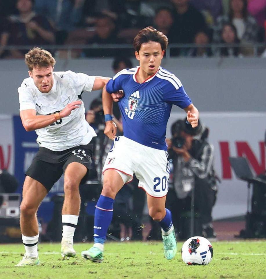 前半、競り合う久保（右）＝撮影・石井剣太郎