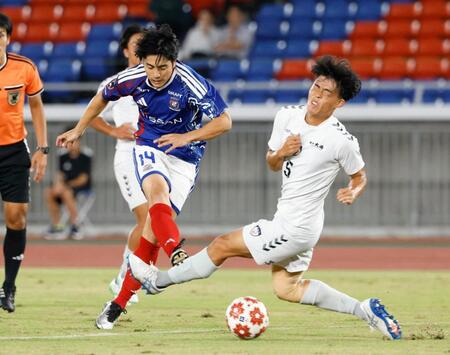 前半、ゴールを狙う横浜Ｍ・知念（左）