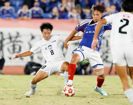 前半、競り合う京産大・末谷（左）と横浜Ｍ・井上