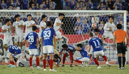 後半、横浜Ｍのジョルディ・クルークス（背番号１１）に直接ＦＫを決める（撮影・吉澤敬太）