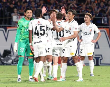 　大宮に競り勝ちタッチを交わす浦和イレブン＝ＮＡＣＫ５