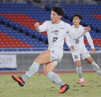 前半、先制ゴールを決める京産大・福永裕也（撮影・吉澤敬太）