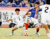 前半、競り合う京産大・末谷（左）と横浜Ｍ・井上