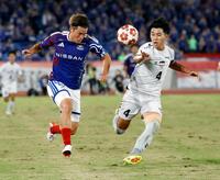 前半、競り合う横浜Ｍ・二田（左）と京産大・小野