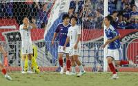 後半、横浜Ｍ・天野純（手前右）に勝ち越しゴールを決められ手で顔を覆う京産大・西村想大（左）ら＝撮影・吉澤敬太