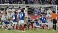 後半、横浜Ｍのジョルディ・クルークス（背番号１１）に直接ＦＫを決める（撮影・吉澤敬太）