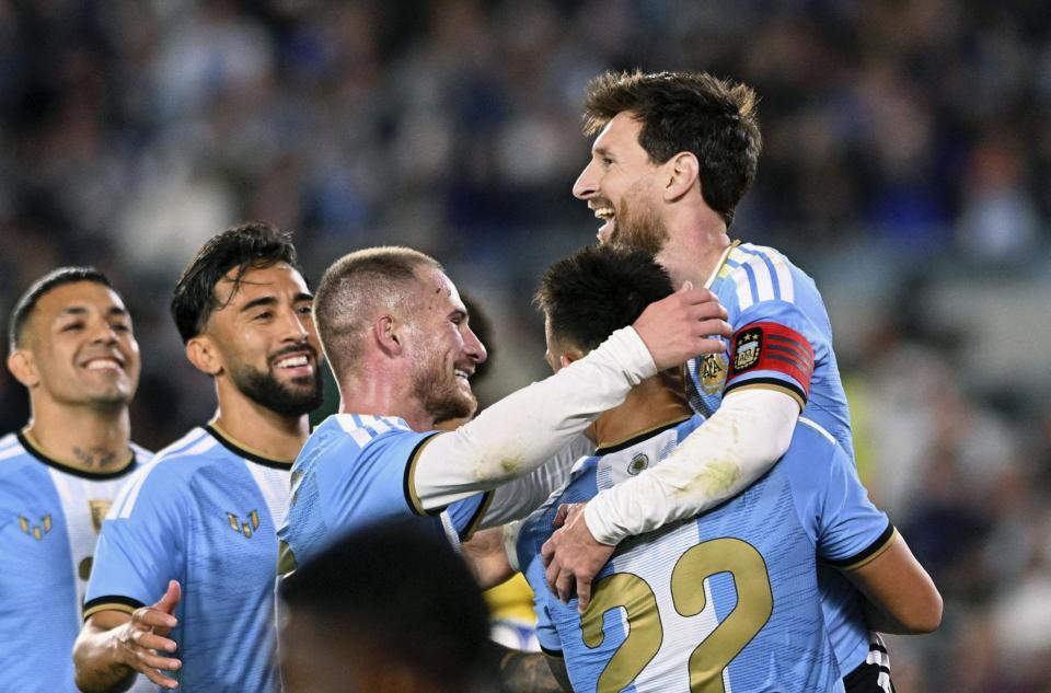 国際親善試合のベナン戦でチームの３点目を決め、喜ぶアルゼンチンのメッシ（右端）＝ブエノスアイレス（ロイター＝共同）