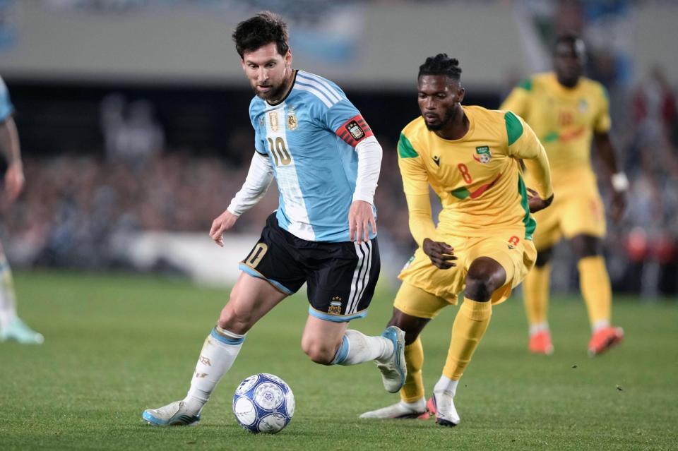 国際親善試合のベナン戦で攻め込むアルゼンチンのメッシ（左）＝ブエノスアイレス（ＡＰ＝共同）