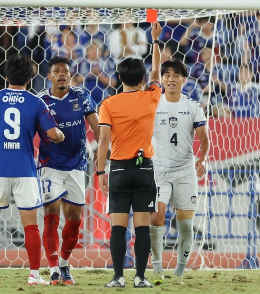後半、レッドカードで退場となる京産大・小野成夢（右）＝撮影・吉澤敬太