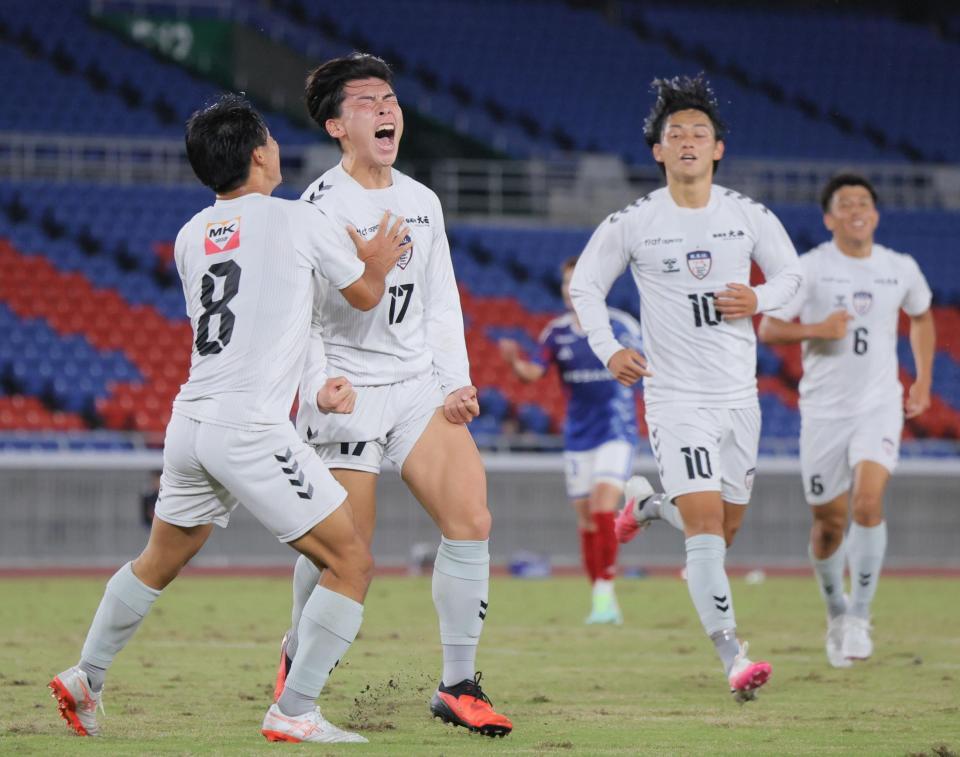前半、先制ゴールを決めさけぶ京産大・福永裕也（左から２人目）＝撮影・吉澤敬太