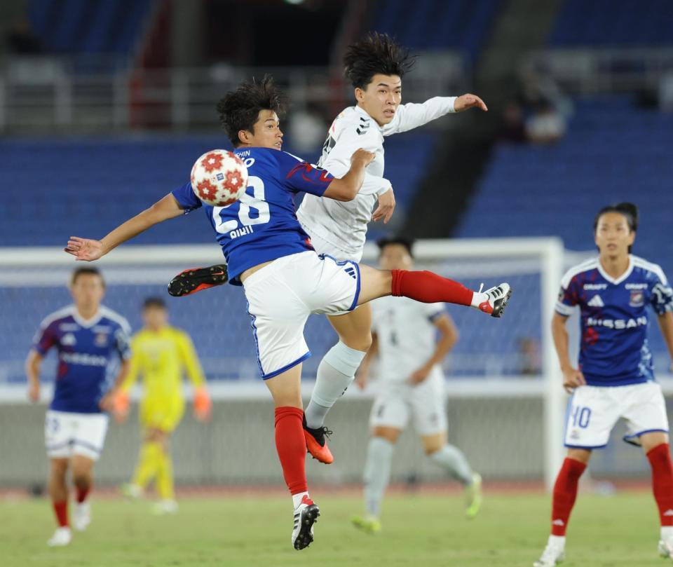 前半、競り合う京産大・福永裕也（右）と横浜Ｍ・山根陸（撮影・吉澤敬太）