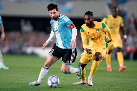 　国際親善試合のベナン戦で攻め込む（左）（ＡＰ＝共同）