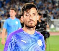 47歳になった元サッカー日本代表が渋すぎる ポケットに手を突っ込ん