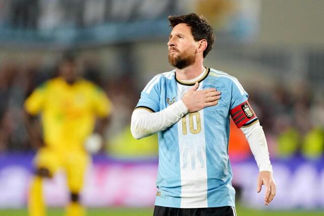 　国際親善試合のベナン戦でチームの３点目を決め、胸に手を当てて喜ぶアルゼンチンのメッシ（ＡＰ＝共同）